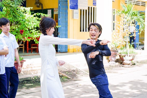 Ngoc Trinh dien ao dai dong phuc “dai nao” truong hoc-Hinh-3