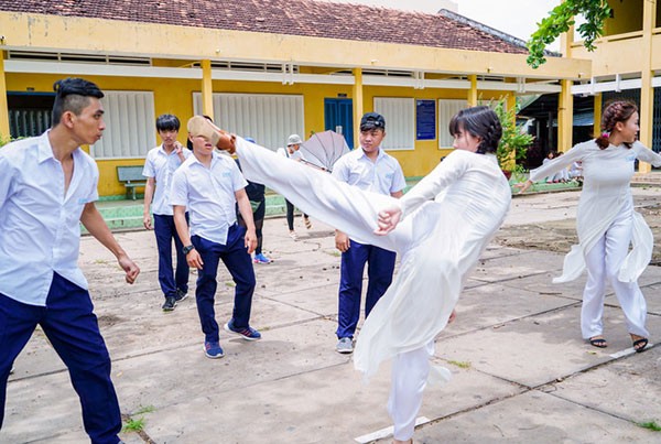 Ngoc Trinh dien ao dai dong phuc “dai nao” truong hoc