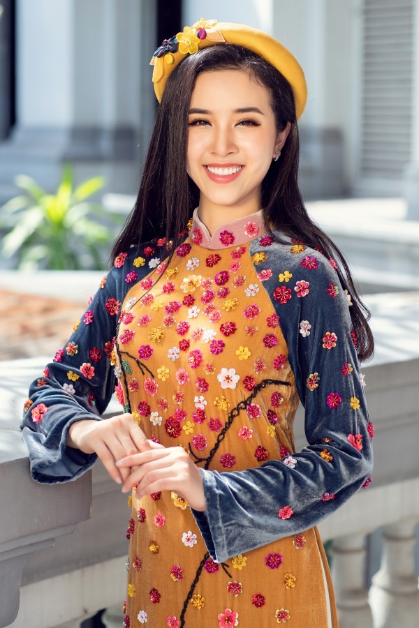 Hoa hau Tieu Vy do sac cung hai A hau trong bo anh ao dai Tet-Hinh-3