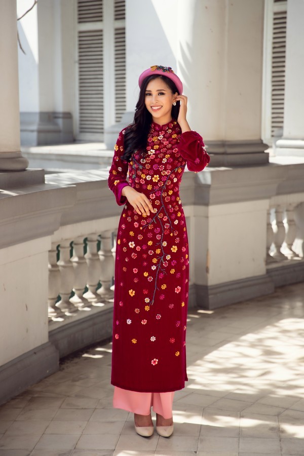 Hoa hau Tieu Vy do sac cung hai A hau trong bo anh ao dai Tet