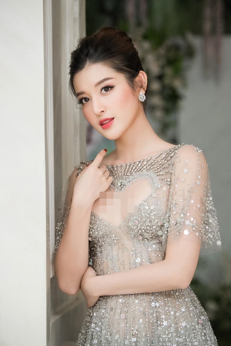 Phạm Hương diện váy khoét cổ sâu, cut-out táo bạo | FATODA Blog