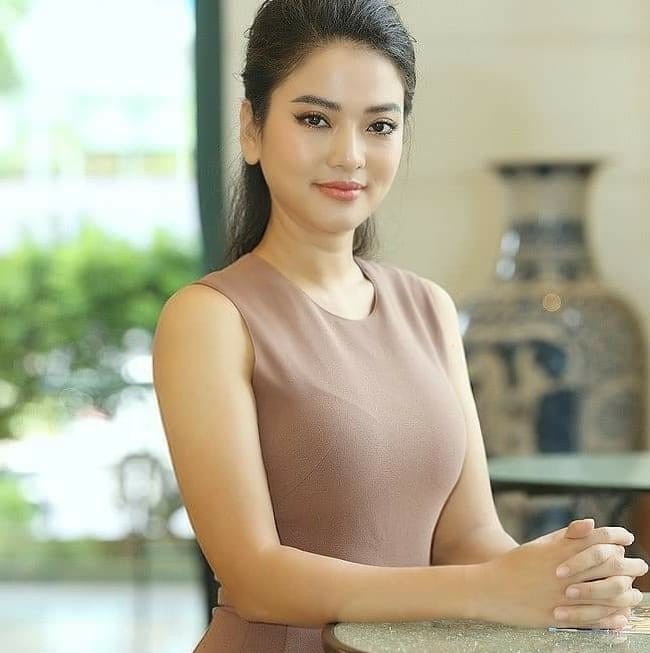 “Chinh that” phim Lua am Thuy Hang: Xinh dep, la CEO mot cong ty lon-Hinh-2