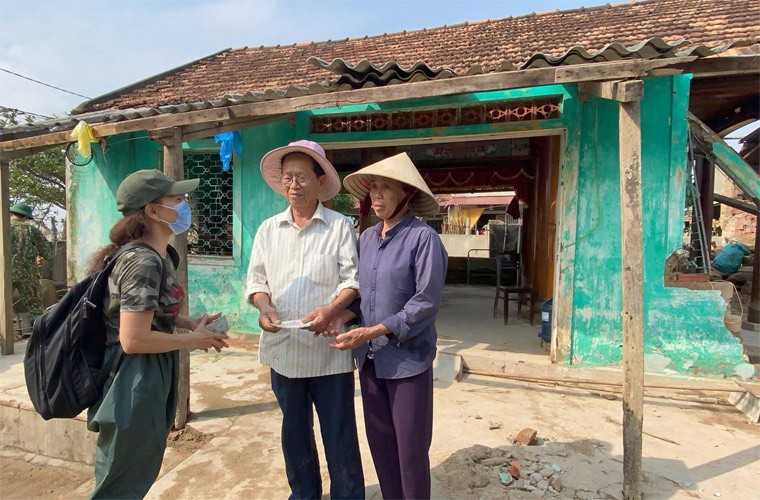 Xuc dong loat anh me Ho Ngoc Ha lan loi cuu tro mien Trung-Hinh-4