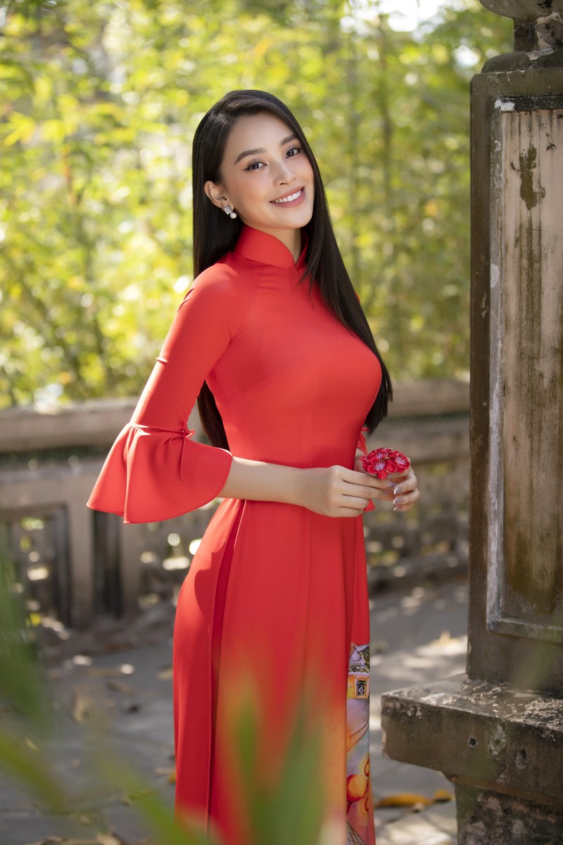 Hoa hau Tieu Vy dep “gay me” trong ta ao dai Tet