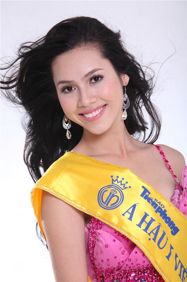 Sau khi thi Miss Universe 2011, A hau Hoang My gio ra sao?