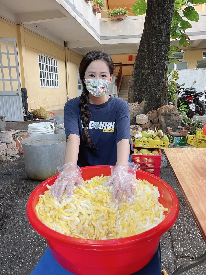 Mai Phuong Thuy toc bac day dau, mat moc xuong sac-Hinh-9