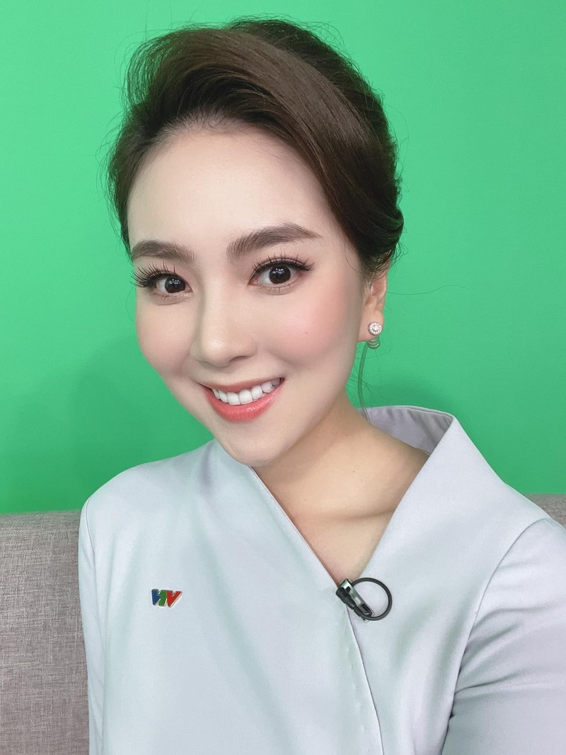 Nhan sac thang hang cua MC VTV bi treu “dung chong nhu pha“-Hinh-10