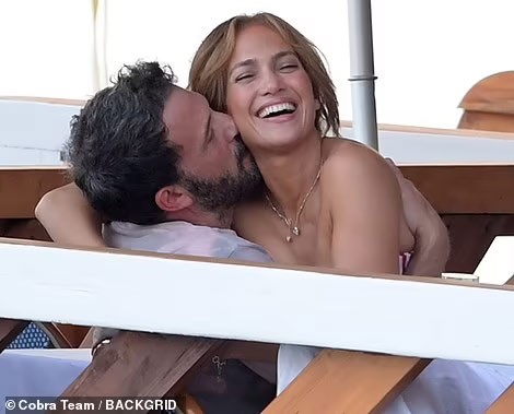 Jennifer Lopez quan quyt ben Ben Affleck dip sinh nhat 52 tuoi-Hinh-2