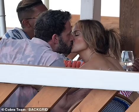 Jennifer Lopez quan quyt ben Ben Affleck dip sinh nhat 52 tuoi