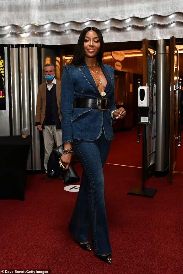 Sieu mau Naomi Campbell vo tinh lo nguc vi style qua tao bao-Hinh-4