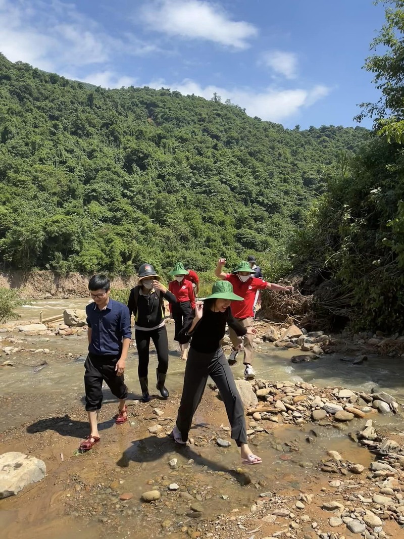 Thuy Tien lan xa di lam tu thien, Cong Vinh “khen kheo“-Hinh-3