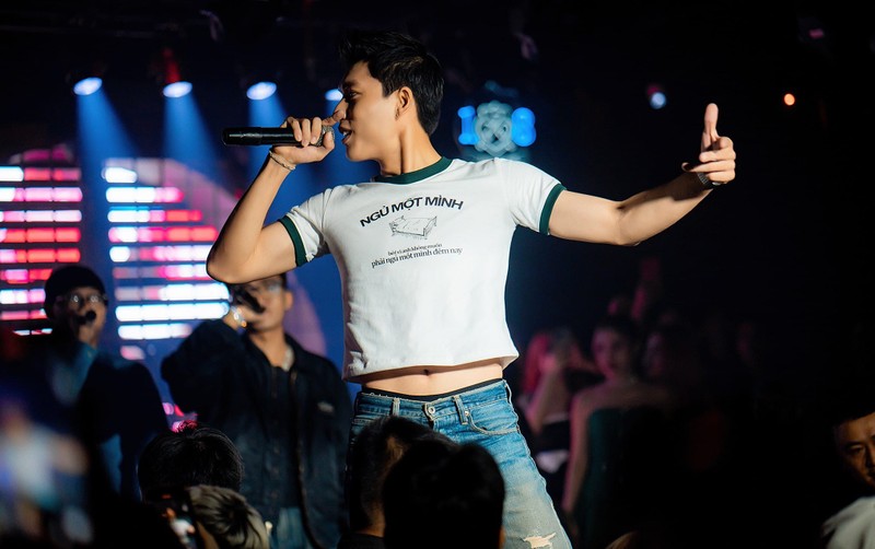 Phong cach la lung gay bao cua rapper Hieuthuhai-Hinh-2