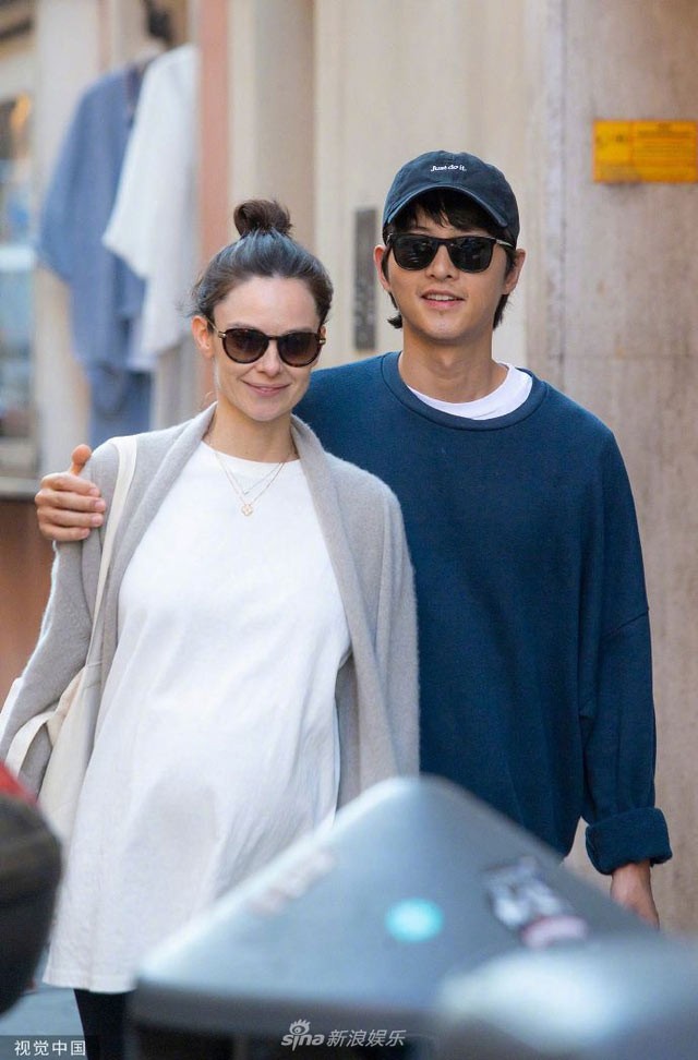 Song Joong Ki va vo moi tay trong tay di du lich Rome-Hinh-3