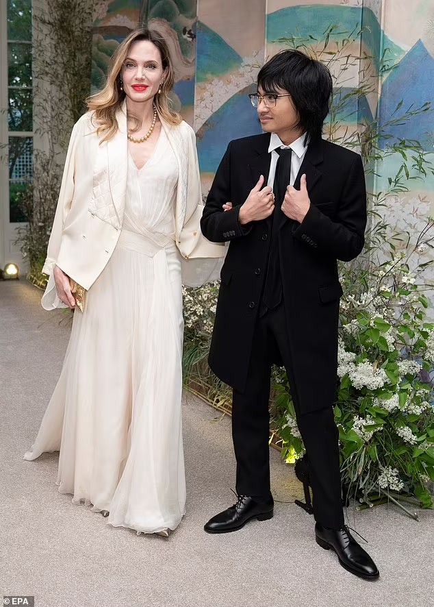 Angelina Jolie rang ngoi cung con trai ca di an toi tai Nha Trang-Hinh-3