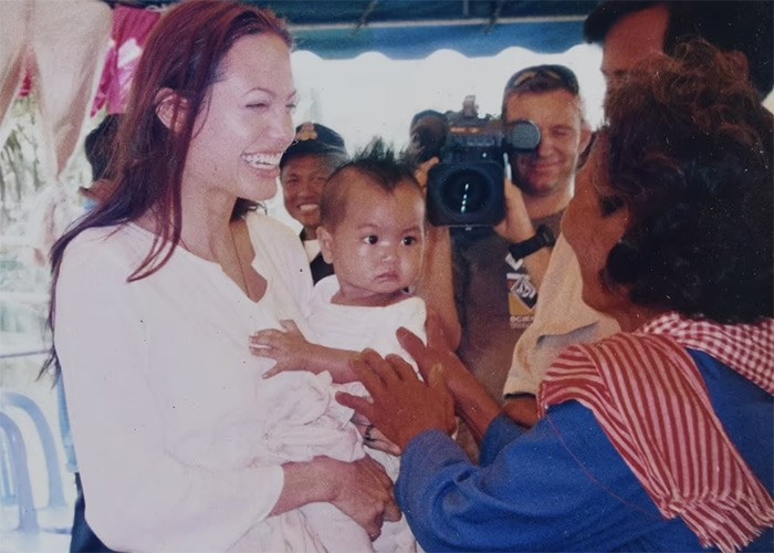 Angelina Jolie rang ngoi cung con trai ca di an toi tai Nha Trang-Hinh-6