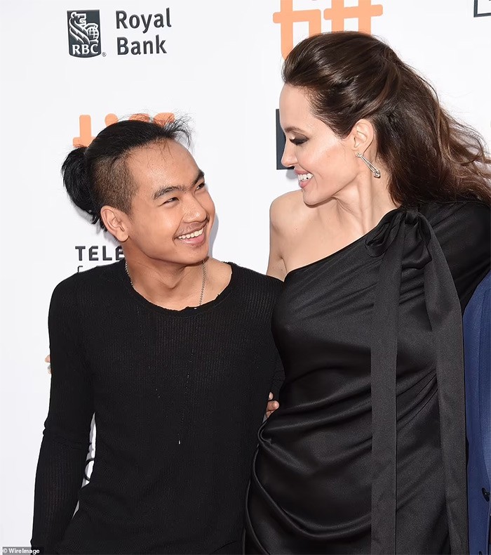 Angelina Jolie rang ngoi cung con trai ca di an toi tai Nha Trang-Hinh-7