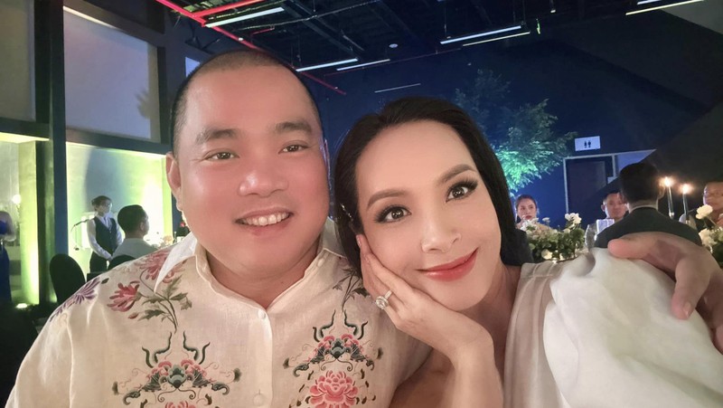 Thuy Hanh song em am ben chong nhac si, hai con xinh dep