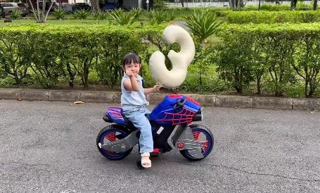 Con gai Cuong Do la tu lai “sieu xe”, phong thai chuan rich kid-Hinh-4