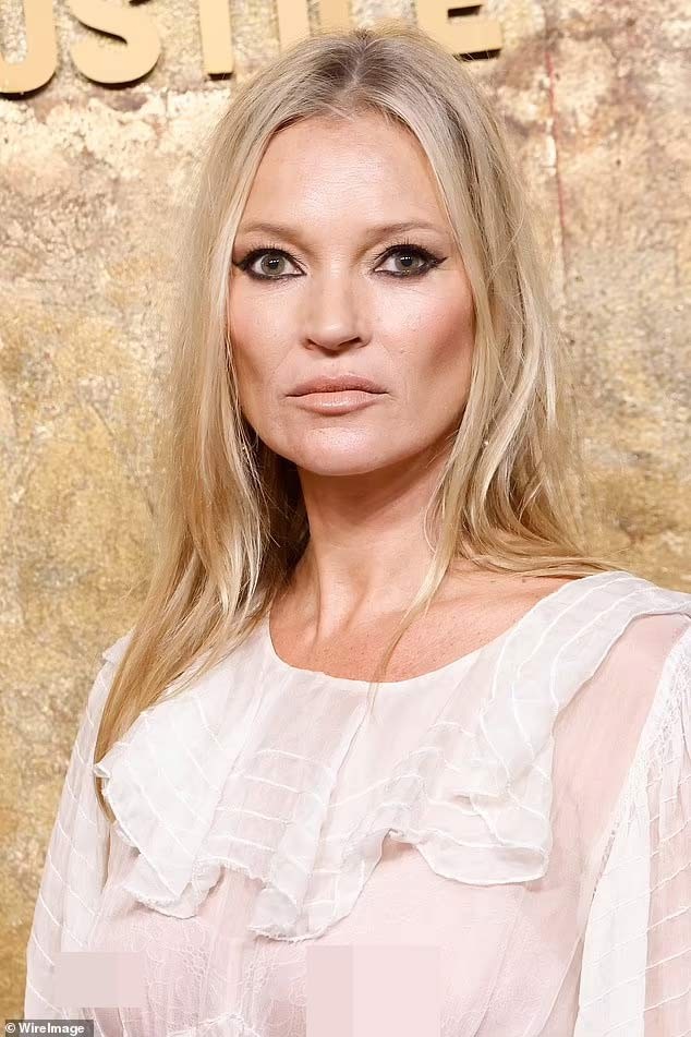 Sieu mau Kate Moss tu tin “tha rong” khoe sac voc tuoi U50-Hinh-3