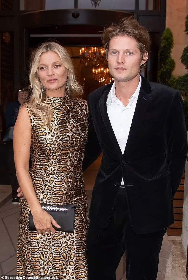 Sieu mau Kate Moss tu tin “tha rong” khoe sac voc tuoi U50-Hinh-9