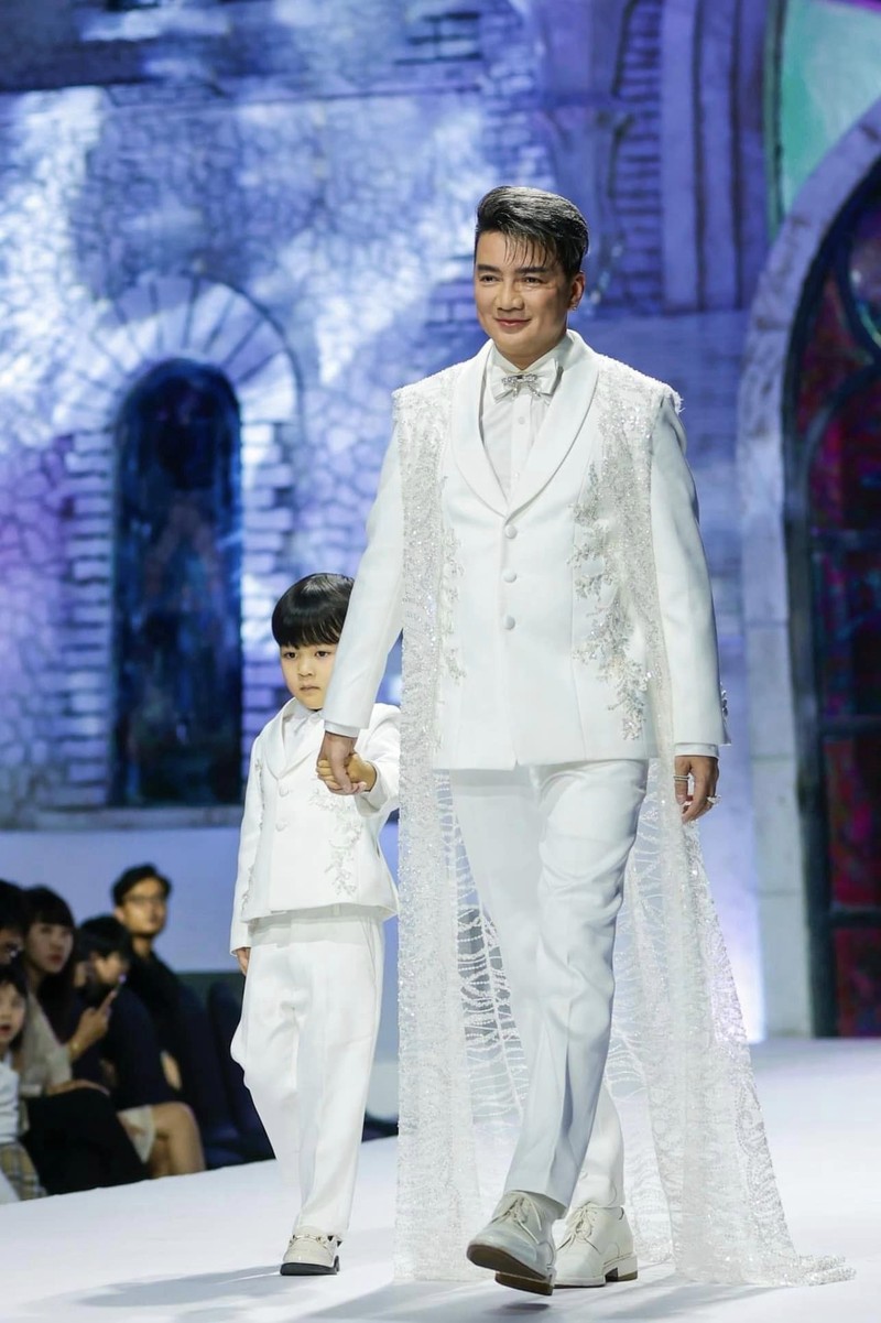 Con trai Dam Vinh Hung: Sinh ra da 