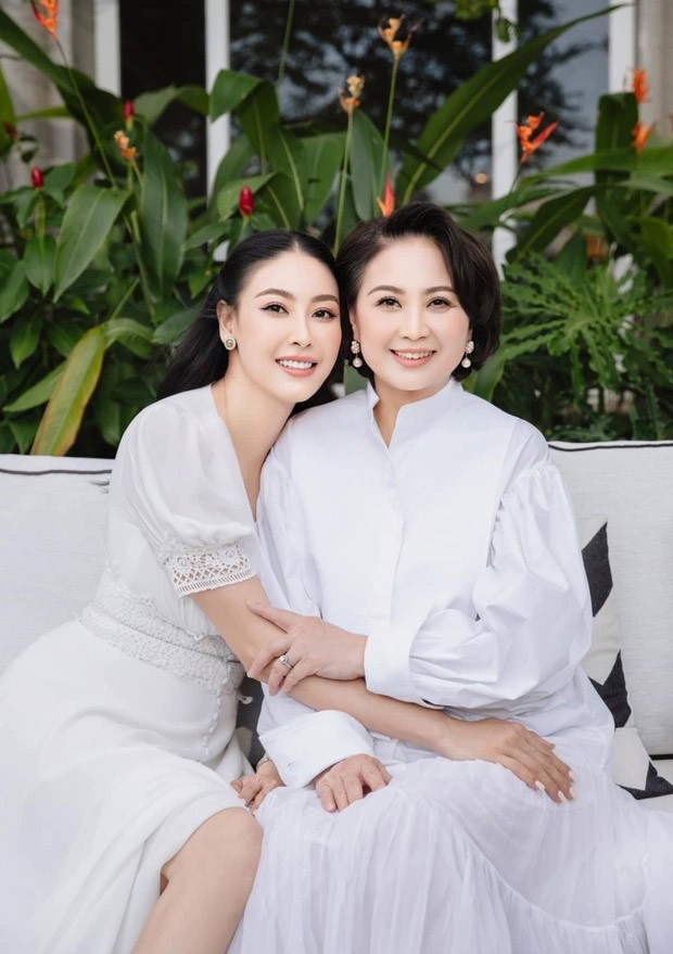 Nhung ba me cua dan my nhan Viet xinh dep khong thua kem con gai