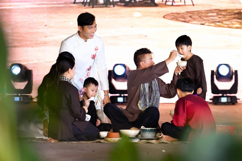 Xa con trai, Dam Vinh Hung giu khu khu “bau vat” nay-Hinh-6