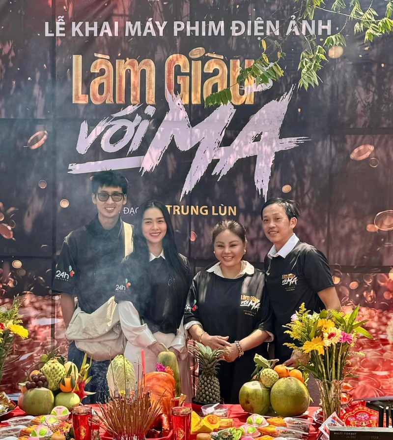 Dien mao Hoai Linh o hau truong phim “Lam giau voi ma“-Hinh-3