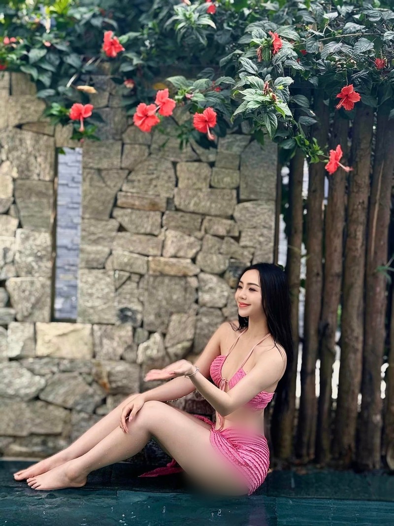 Quynh Kool “gay thuong nho” khi dien bikini mau hong quyen ru-Hinh-3