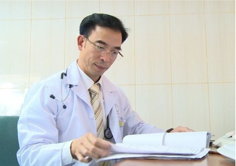 Cuu Giam doc Benh vien Bach Mai Nguyen Quang Tuan quay lai nghe y