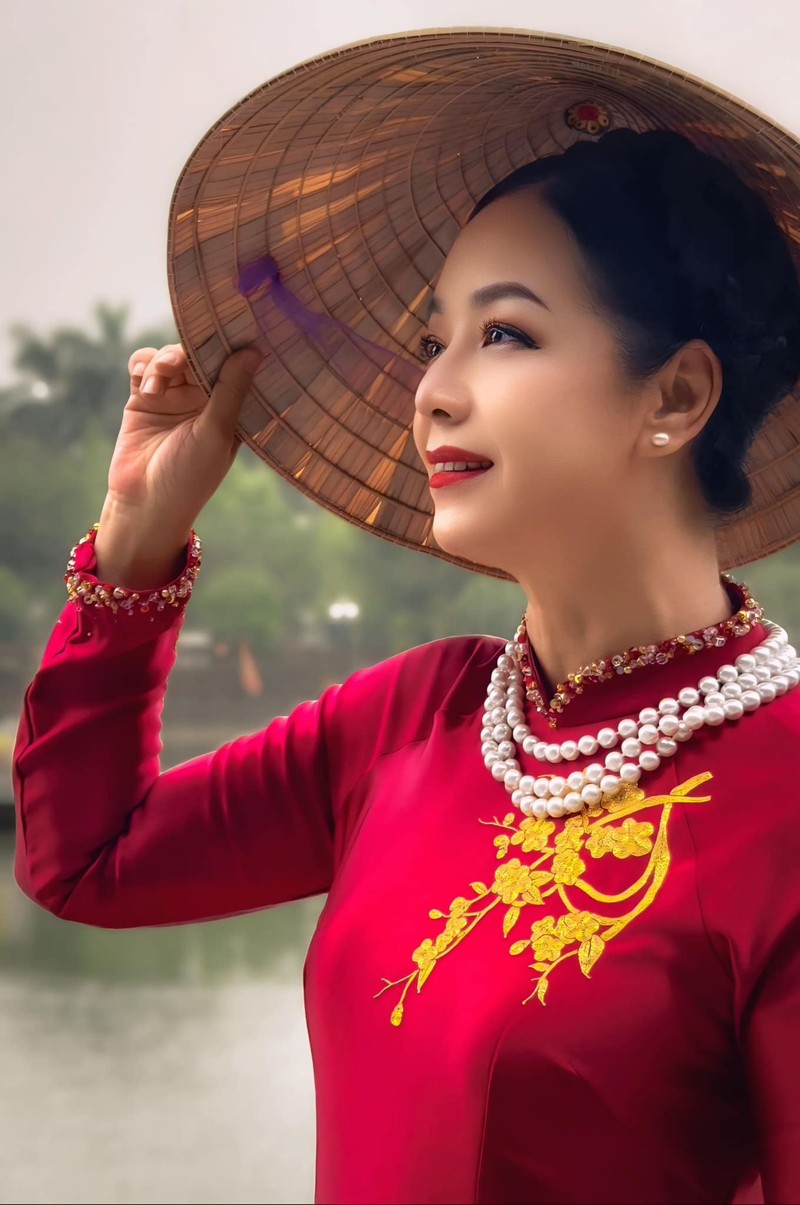 Mai Ngoc dien trang phuc do len song, NSUT Chieu Xuan mac ao dai-Hinh-2