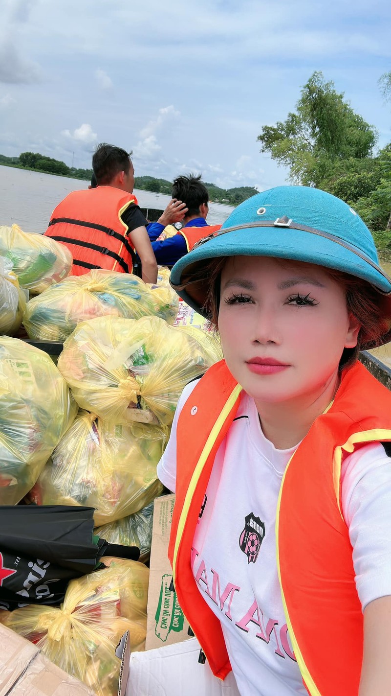 Thuy Anh ho tro nguoi dan, Leu Phuong Anh doi mua o vung lu-Hinh-6