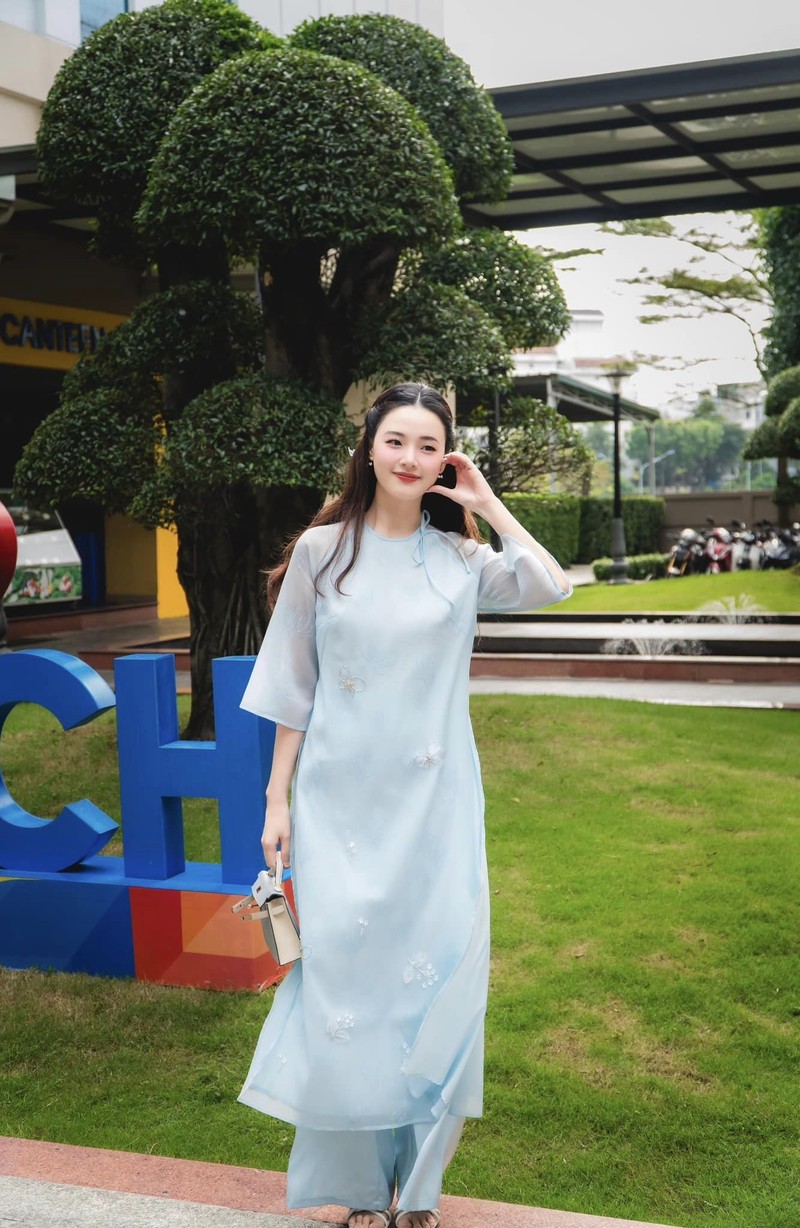 Midu dien ao dai tong xanh, con gai Truong Ngoc Anh tron 16 tuoi