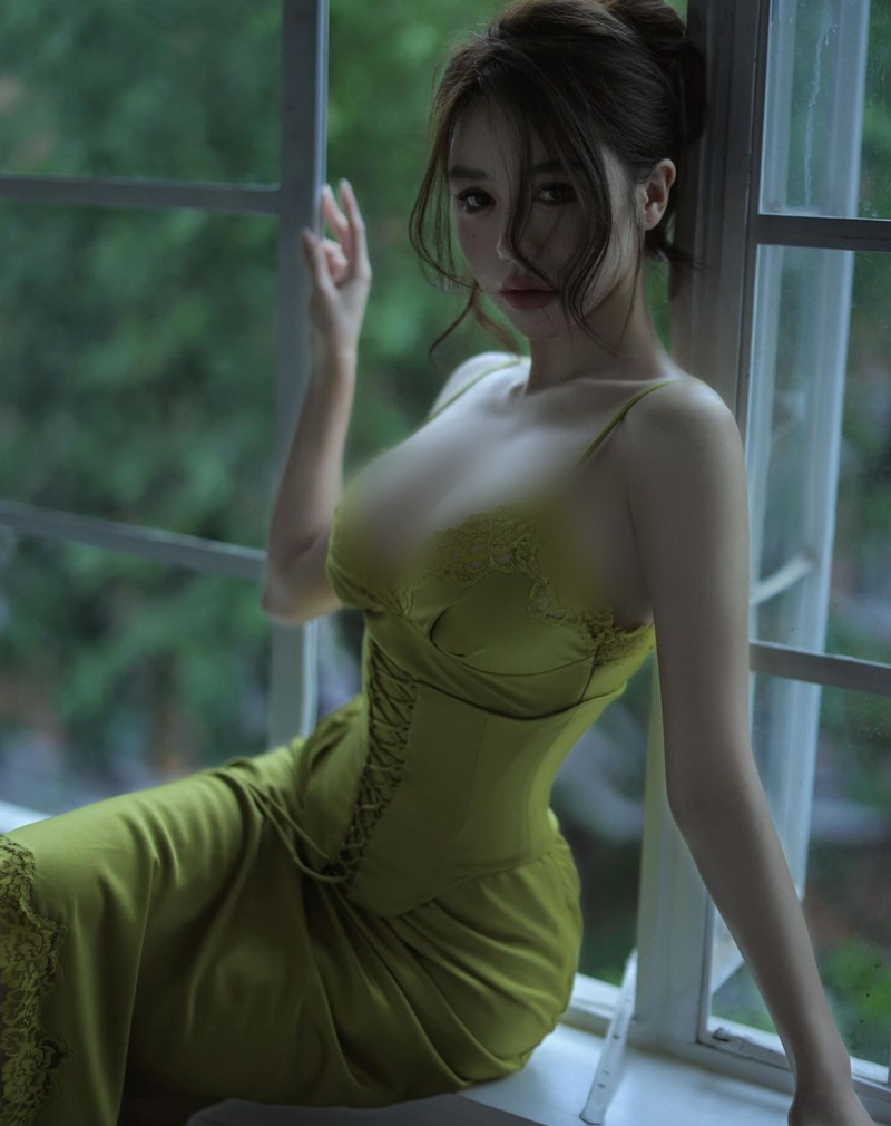 Hot girl 1,5 trieu fan dien vay ngu tao dang ben cua so-Hinh-3