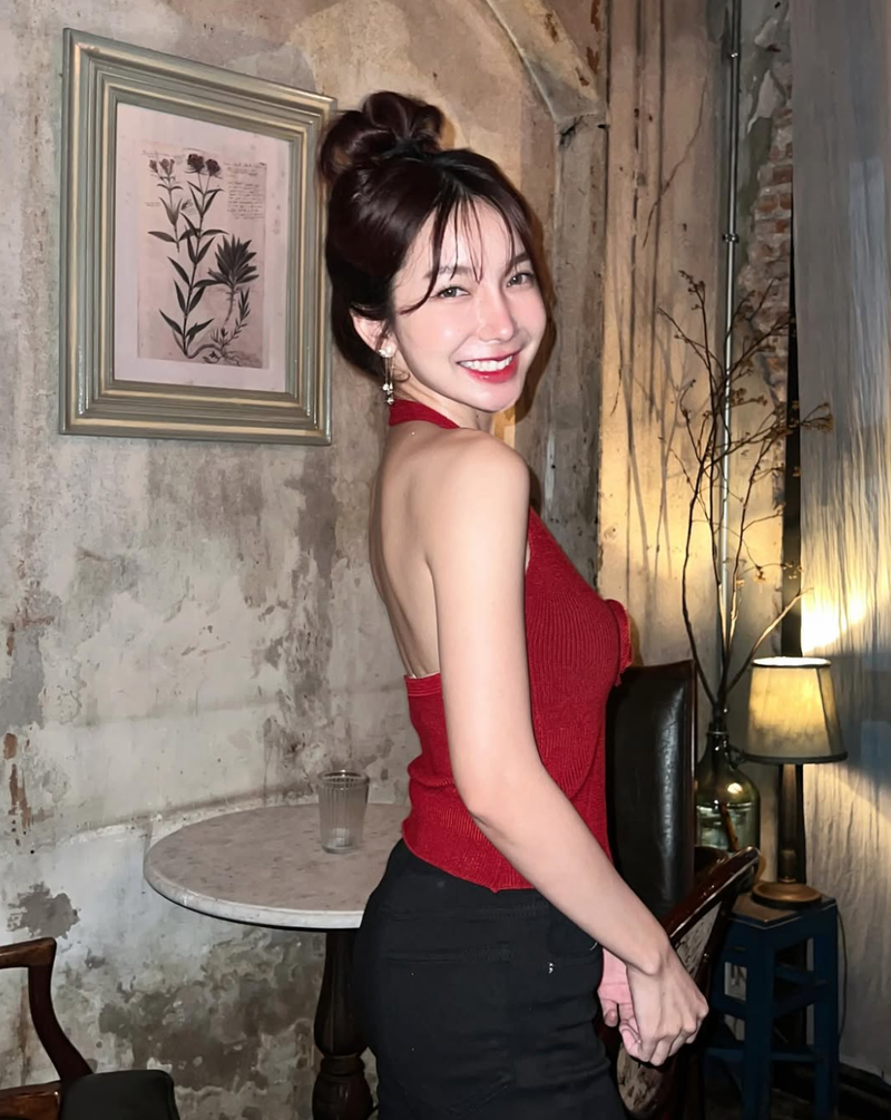 Hot girl dien ao bra giua nui rung khoe voc dang nuot na