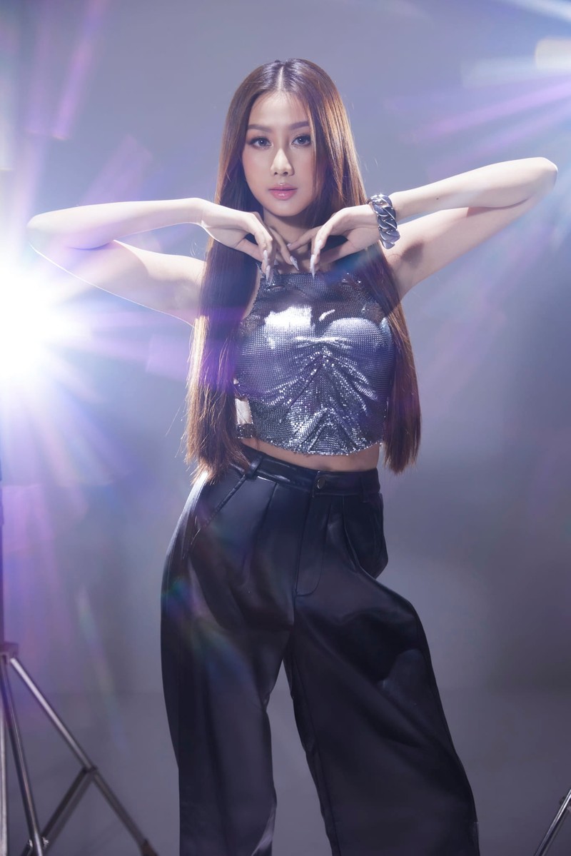 Que Anh, Ngoc Hang bien hoa phong cach nhu idol Kpop-Hinh-4