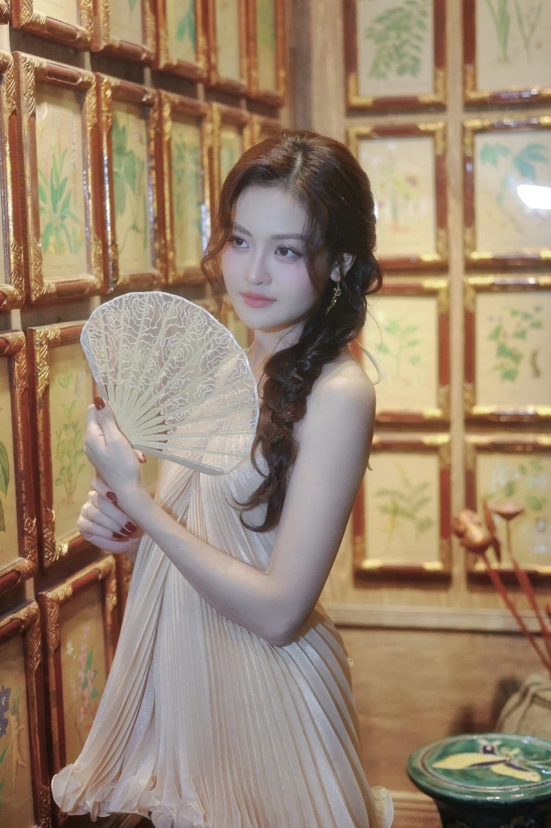 Hong Diem dien ao dai do don Tet, Thuy Anh xinh nhu nang tho-Hinh-2