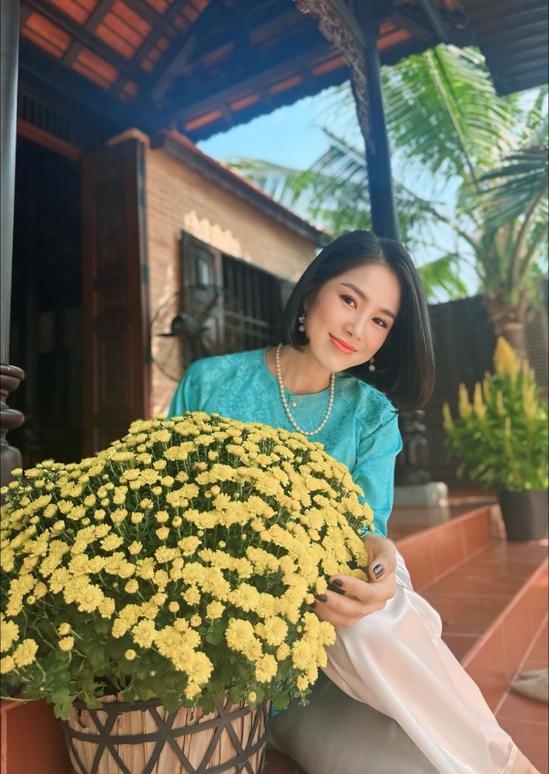 Hong Diem dien ao dai do don Tet, Thuy Anh xinh nhu nang tho-Hinh-3