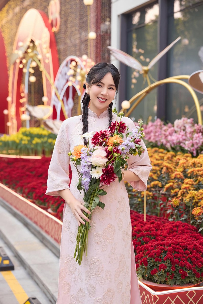 Hong Diem dien ao dai do don Tet, Thuy Anh xinh nhu nang tho-Hinh-7