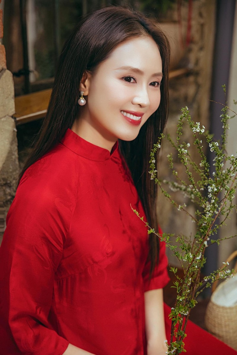 Hong Diem dien ao dai do don Tet, Thuy Anh xinh nhu nang tho