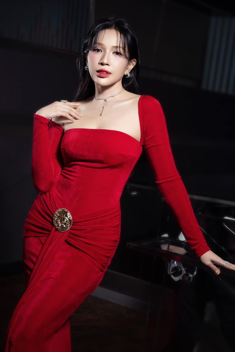 Dieu Nhi than thai voi ao dai, My Tam dien trang phuc vang ruc-Hinh-8