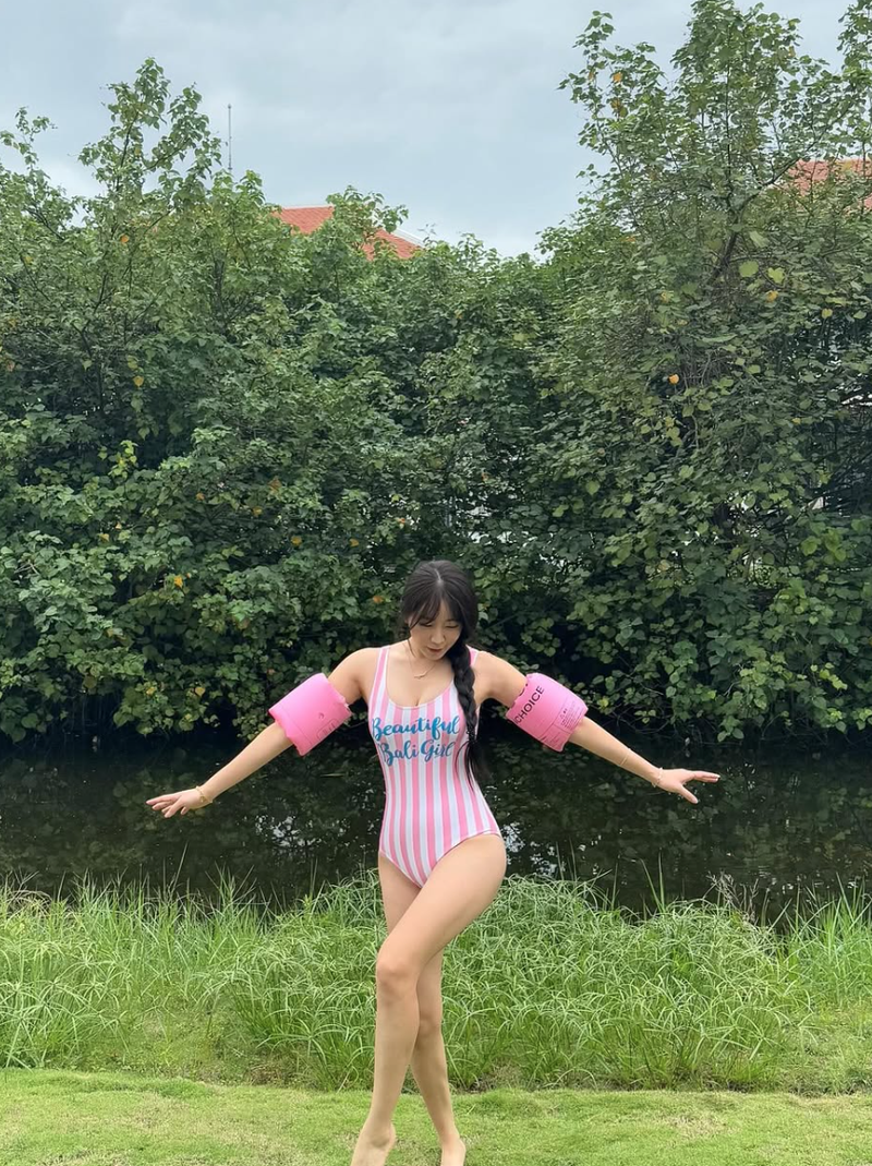 My nhan co vu Han Quoc dien bikini khoe than hinh nuot na-Hinh-2