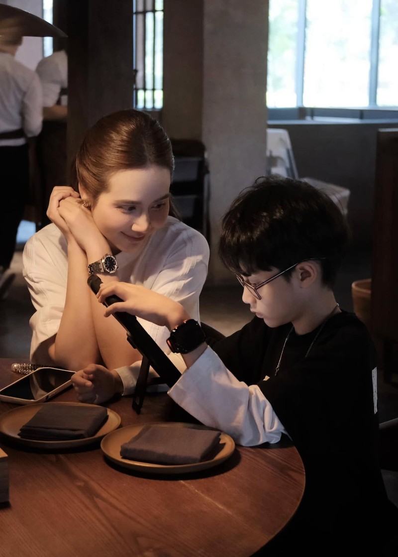 Hot face sao Viet: Vo chong H'Hen Nie tinh tu uong ca phe-Hinh-5