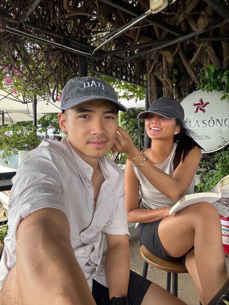 Hot face sao Viet: Vo chong H'Hen Nie tinh tu uong ca phe