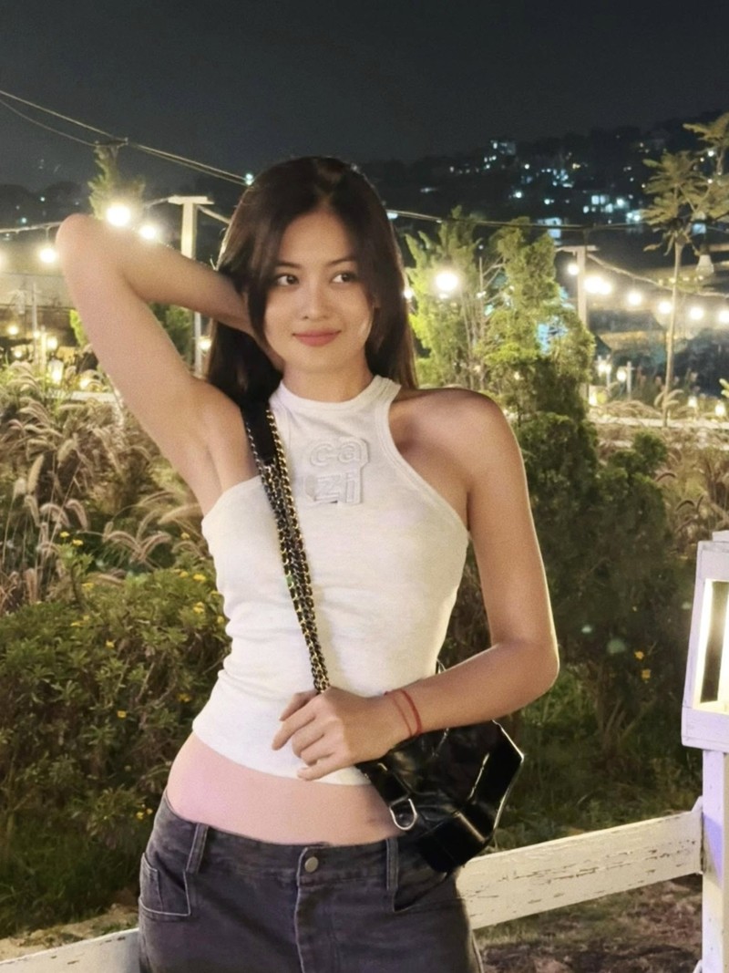 Hot face sao Viet: Thuy Anh chup anh khoe vong eo thon gon