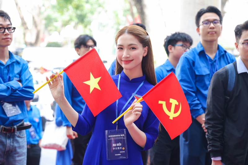 Hot face sao Viet: Son Tung check in o Bao tang Quang Ninh-Hinh-4