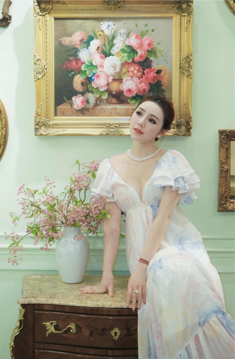 Quynh Kool hoa tieu thu voi vay khoet sau, lo them nguc goi cam-Hinh-7