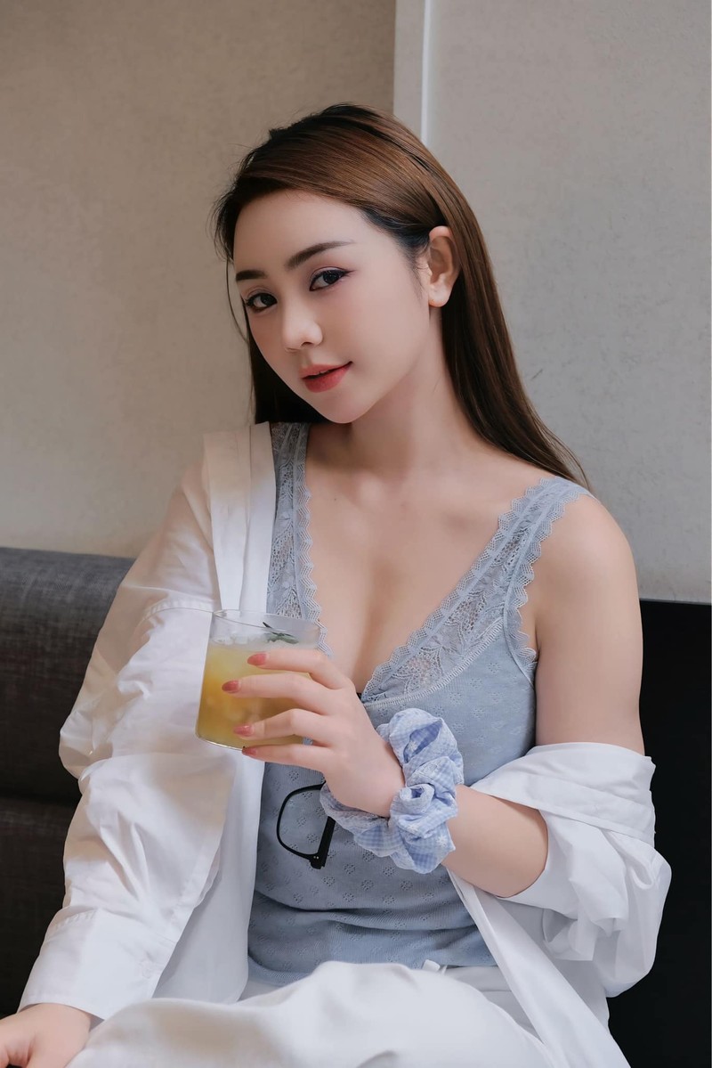 Quynh Kool hoa tieu thu voi vay khoet sau, lo them nguc goi cam-Hinh-9