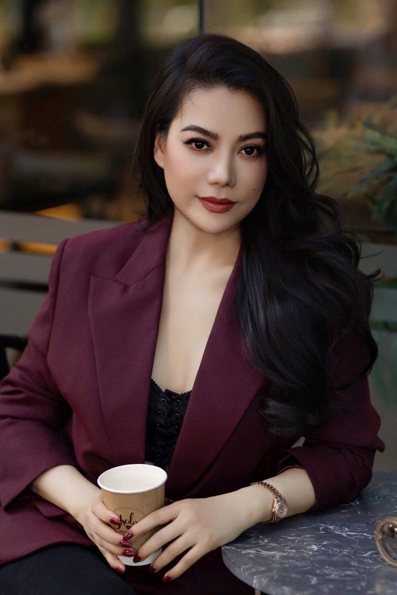 Hot face sao Viet: Le Quyen khoe chan dai khi dien tat luoi-Hinh-3