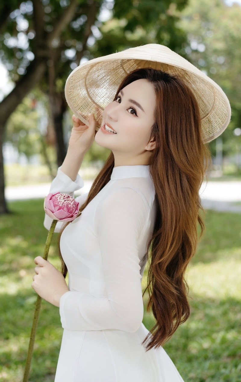 Hot face sao Viet: Le Quyen khoe chan dai khi dien tat luoi